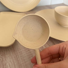 Carregar imagem no visualizador da galeria, Kit 50 Molheiras de Bambu com Cabo 50ml Shoyu Caldas para Restaurantes Hotéis Lancherias