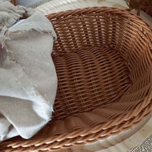 Carregar imagem no visualizador da galeria, Cesta Porta Pão 24x17cm Oval Rattan Plástico Forro Tecido Cesto Lyor