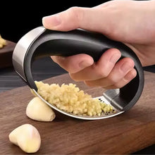 Carregar imagem no visualizador da galeria, Amassador de Alho Inox Ergonômico Manual Casa Splendida