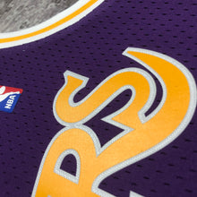 Carregar imagem no visualizador da galeria, Regata Los Angeles Lakers Mitchell & Ness Away 84/85