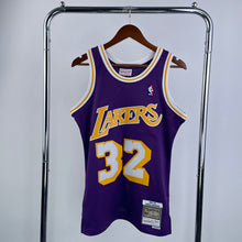 Carregar imagem no visualizador da galeria, Regata Los Angeles Lakers Mitchell & Ness Away 84/85