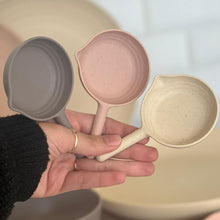 Carregar imagem no visualizador da galeria, Kit 50 Molheiras de Bambu com Cabo 50ml Shoyu Caldas para Restaurantes Hotéis Lancherias
