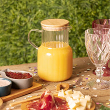 Carregar imagem no visualizador da galeria, Kit 4 Jarras 1,1L Vidro Borossilicato com Tampa Bambu Servir Drink Coquetéis Sucos
