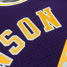Carregar imagem no visualizador da galeria, Regata Los Angeles Lakers Mitchell &amp; Ness Away 84/85

