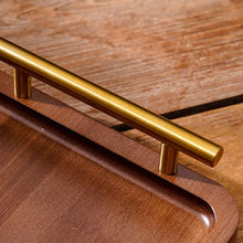 Carregar imagem no visualizador da galeria, Bandeja de Madeira Escura com Alça Dourada Casa Splendida
