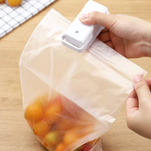 Carregar imagem no visualizador da galeria, Mini Seladora de Plástico Portátil Fecha e Conserva Fácil
