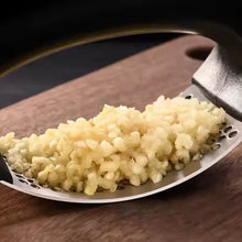 Carregar imagem no visualizador da galeria, Amassador de Alho Inox Ergonômico Manual  Casa Splendida
