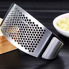 Carregar imagem no visualizador da galeria, Amassador de Alho Inox Ergonômico Manual  Casa Splendida
