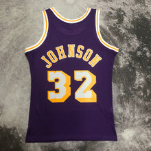 Carregar imagem no visualizador da galeria, Regata Los Angeles Lakers Mitchell &amp; Ness Away 84/85
